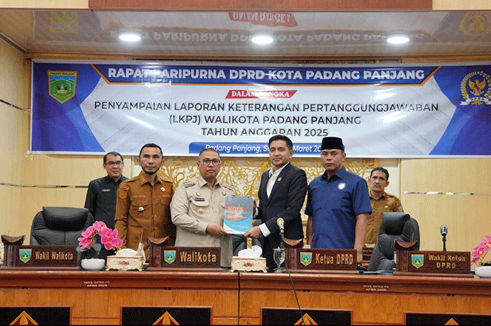 Penyerahan LKPj 2025  Kota Padang Panjang kepada Ketua Ketua DPRD.
