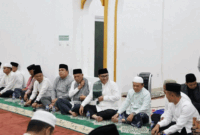 Wali Kota Sungai Penuh Alfin mendampingi Gubernur Jambi Al Haris saat Safari Ramadhan di Masjid Nurul Iman, Sungai Bungkal, Kota Sungai Penuh, Jumat (7/3)