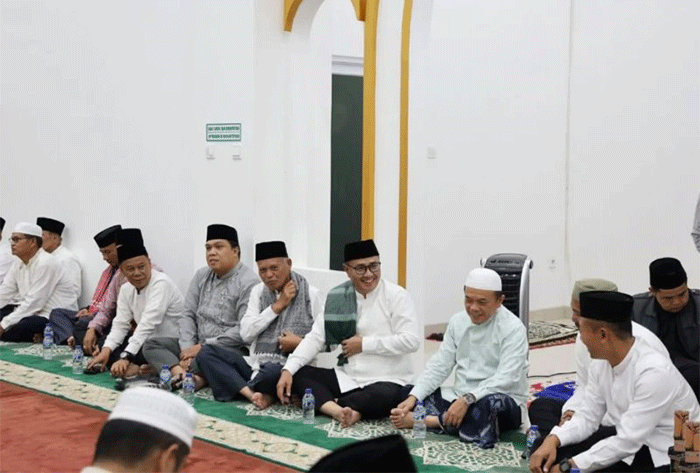 Wali Kota Sungai Penuh Alfin mendampingi Gubernur Jambi Al Haris saat Safari Ramadhan di Masjid Nurul Iman, Sungai Bungkal, Kota Sungai Penuh, Jumat (7/3)