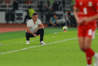 Pelatih Timnas Indonesia John Herdman mengamati permainan anak asuhnya saat laga pertandingan FIFA Series 2026 antara Indonesia vs Saint Kitts and Nevis di Stadion Gelora Bung Karno, Jakarta, Jumat (27/3/2026).(KOMPAS.com/ANTONIUS ADITYA MAHENDRA)
