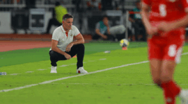 Pelatih Timnas Indonesia John Herdman mengamati permainan anak asuhnya saat laga pertandingan FIFA Series 2026 antara Indonesia vs Saint Kitts and Nevis di Stadion Gelora Bung Karno, Jakarta, Jumat (27/3/2026).(KOMPAS.com/ANTONIUS ADITYA MAHENDRA)