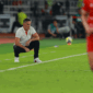 Pelatih Timnas Indonesia John Herdman mengamati permainan anak asuhnya saat laga pertandingan FIFA Series 2026 antara Indonesia vs Saint Kitts and Nevis di Stadion Gelora Bung Karno, Jakarta, Jumat (27/3/2026).(KOMPAS.com/ANTONIUS ADITYA MAHENDRA)