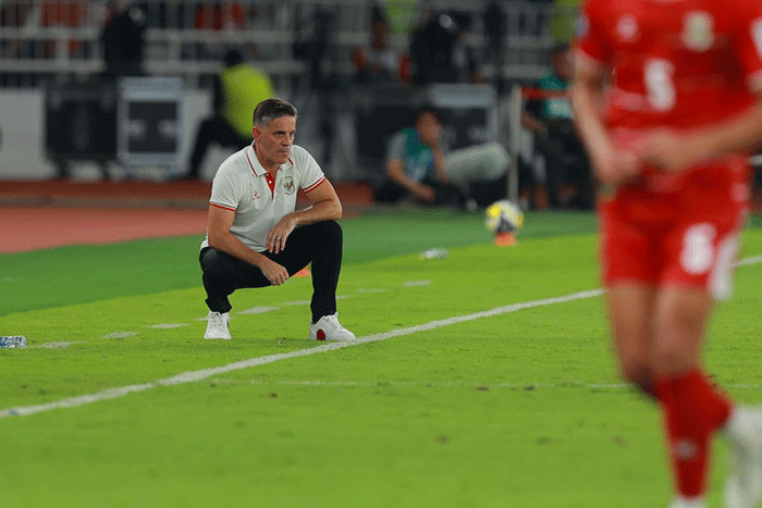 Pelatih Timnas Indonesia John Herdman mengamati permainan anak asuhnya saat laga pertandingan FIFA Series 2026 antara Indonesia vs Saint Kitts and Nevis di Stadion Gelora Bung Karno, Jakarta, Jumat (27/3/2026).(KOMPAS.com/ANTONIUS ADITYA MAHENDRA)