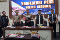 Kepolisian Resor Kebumen mengungkap dugaan tindak pidana pencabulan terhadap anak di bawah umur di Kecamatan Karanggayam, Kabupaten Kebumen saat konferensi pers pada Senin (30/3/2026). (KOMPAS.COM/BAYU APRILIANO )
