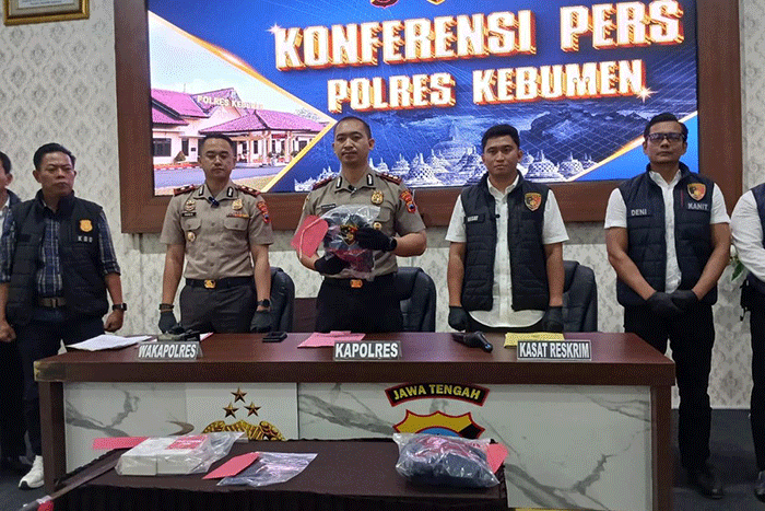 Kepolisian Resor Kebumen mengungkap dugaan tindak pidana pencabulan terhadap anak di bawah umur di Kecamatan Karanggayam, Kabupaten Kebumen saat konferensi pers pada Senin (30/3/2026). (KOMPAS.COM/BAYU APRILIANO )
