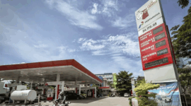 PT Pertamina (Persero) menurunkan harga BBM non subsidi per 1 Januari 2026 di antaranya Pertamax menjadi Rp12.350 per liter dari sebelumnya Rp12.750 per liter pada Desember 2025. ANTARA FOTO/Dhemas Reviyanto/nz