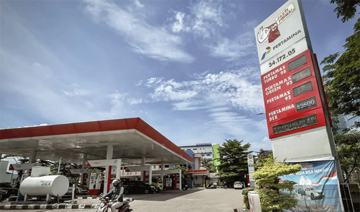 PT Pertamina (Persero) menurunkan harga BBM non subsidi per 1 Januari 2026 di antaranya Pertamax menjadi Rp12.350 per liter dari sebelumnya Rp12.750 per liter pada Desember 2025. ANTARA FOTO/Dhemas Reviyanto/nz