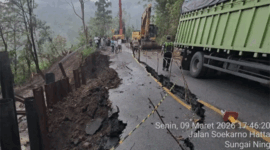 Jalan KM 4 Arah Puncak Sungai Penuh Amblas, Pengendara Diminta Waspada. (Humas Polres Kerinci)