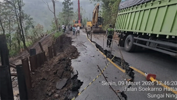 Jalan KM 4 Arah Puncak Sungai Penuh Amblas, Pengendara Diminta Waspada. (Humas Polres Kerinci)