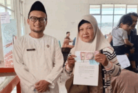 Salah seorang warga penerima Bantuan Sosial Ekonomi (BSE) dari Kemensos RI.