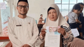 Salah seorang warga penerima Bantuan Sosial Ekonomi (BSE) dari Kemensos RI.