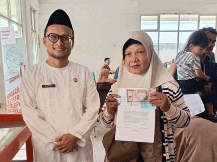 Salah seorang warga penerima Bantuan Sosial Ekonomi (BSE) dari Kemensos RI.