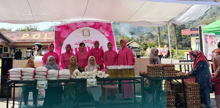 Bazar sembako murah di Mapolres Padang Panjang.