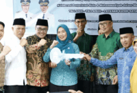 Wako Alfin di dampingi Wakil Wali Kota Azhar Hamzah dan jajaran pejabat pemerintah kota meresmikan Rumah Singgah Lansia Juara di Sungai Penuh