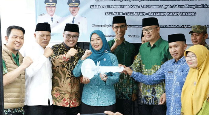 Wako Alfin di dampingi Wakil Wali Kota Azhar Hamzah dan jajaran pejabat pemerintah kota meresmikan Rumah Singgah Lansia Juara di Sungai Penuh