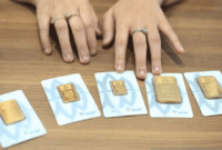 Ilustrasi - Karyawan menunjukkan sampel emas batangan di Butik Emas Antam Setiabudi One, Jakarta. (ANTARA FOTO/Reno Esnir)