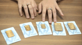 Ilustrasi - Karyawan menunjukkan sampel emas batangan di Butik Emas Antam Setiabudi One, Jakarta. (ANTARA FOTO/Reno Esnir)