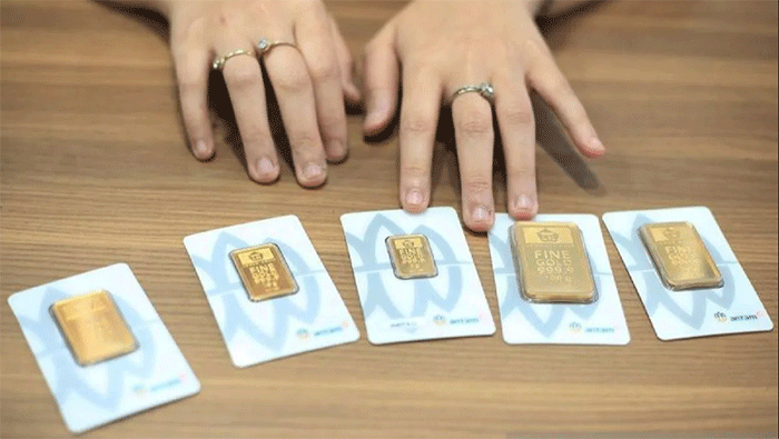 Ilustrasi - Karyawan menunjukkan sampel emas batangan di Butik Emas Antam Setiabudi One, Jakarta. (ANTARA FOTO/Reno Esnir)