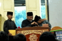 Gubernur Sumbar Mahyeldi Ansharullah disalami dua anak lelaki usai berceramah di Masjid Takwa, Kelurahan Ngalah, Kota Padang Panjang.