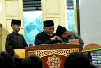 Gubernur Sumbar Mahyeldi Ansharullah disalami dua anak lelaki usai berceramah di Masjid Takwa, Kelurahan Ngalah, Kota Padang Panjang.