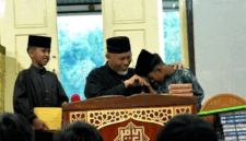 Gubernur Sumbar Mahyeldi Ansharullah disalami dua anak lelaki usai berceramah di Masjid Takwa, Kelurahan Ngalah, Kota Padang Panjang.