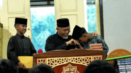 Gubernur Sumbar Mahyeldi Ansharullah disalami dua anak lelaki usai berceramah di Masjid Takwa, Kelurahan Ngalah, Kota Padang Panjang.