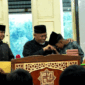 Gubernur Sumbar Mahyeldi Ansharullah disalami dua anak lelaki usai berceramah di Masjid Takwa, Kelurahan Ngalah, Kota Padang Panjang.