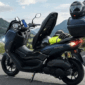 Yamaha NMAX Turbo 2026 dengan kapasitas tangki 7,1 liter dan bagasi bawah jok yang luas, serta aksesori top case opsional untuk keperluan touring. /Kolase Foto Suara Flores/ Toney/