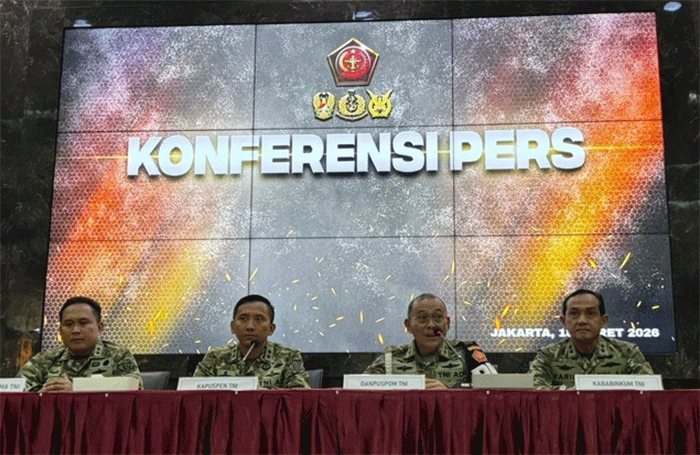 Danpuspom TNI Mayjen Yusri Nuryanto (kedua kanan), Asintel Panglima TNI Mayjen TNI Rio Firdianto, Kapuspen TNI Brigjen Aulia Dwi Nasrullah, dan Kababinkum Laksamana Muda Farid Maru memberikan keterangan pers di Mabes TNI, Jakarta, Rabu (18/3/2026). Foto: Amira Nada/kumparan