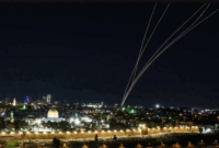 Israel melakukan upaya pencegatan saat rudal diluncurkan dari Iran, menyusul serangan Israel dan AS terhadap Iran, di Yerusalem, 1 Maret 2026. Foto: REUTERS/Ammar Awad