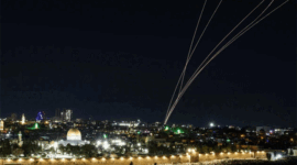 Israel melakukan upaya pencegatan saat rudal diluncurkan dari Iran, menyusul serangan Israel dan AS terhadap Iran, di Yerusalem, 1 Maret 2026. Foto: REUTERS/Ammar Awad
