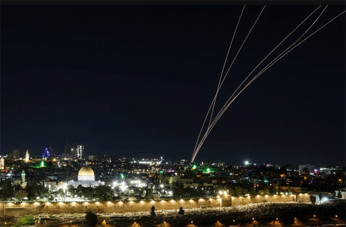 Israel melakukan upaya pencegatan saat rudal diluncurkan dari Iran, menyusul serangan Israel dan AS terhadap Iran, di Yerusalem, 1 Maret 2026. Foto: REUTERS/Ammar Awad