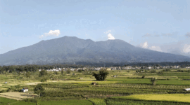 Arsip-Gunung Marapi mengalami hembusan di Kabupaten Agam, Sumatera Barat. ANTARA/Muhammad Zulfikar