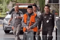 Memakai rompi oranye mantan Menteri Agama Yaqul  Cholil Qoumas kembali digiring ke Rutan KPK, Selama (24/3).