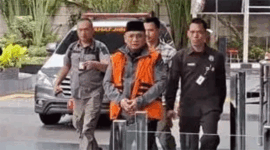 Memakai rompi oranye mantan Menteri Agama Yaqul  Cholil Qoumas kembali digiring ke Rutan KPK, Selama (24/3).
