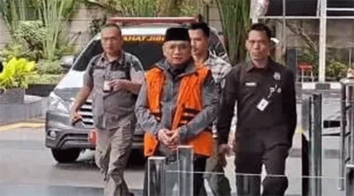 Memakai rompi oranye mantan Menteri Agama Yaqul  Cholil Qoumas kembali digiring ke Rutan KPK, Selama (24/3).