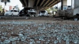 Pecahan kaca mobil di lokasi kecelakaan maut truk pengangkut BBM di Jalan Transyogi, Bekasi, Jawa Barat, Selasa (19/7/2022). Foto: Jamal Ramadhan/kumparan