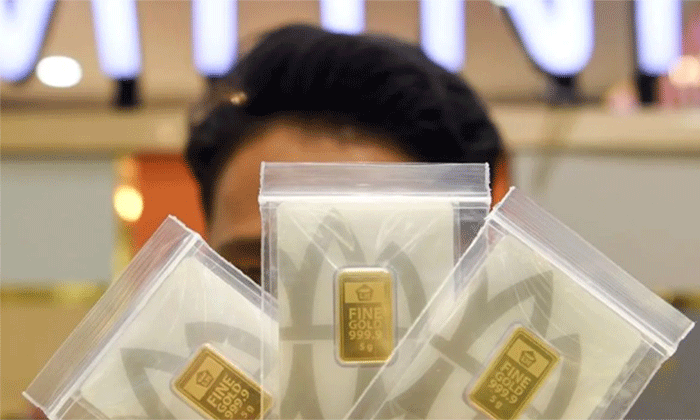 Pramuniaga menunjukkan emas batangan di sebuah gerai penjualan emas di Samarinda, Kalimantan Timur, Rabu (14/1/2026). Berdasarkan situs Logam Mulia Antam pada Rabu (14/1), harga emas Antam sejak 10 Januari 2026 naik beruntun sebesar Rp13.000 dari semula Rp2.652.000 menjadi Rp2.665.000 per gramnya dan kenaikan harga tersebut menjadi rekor harga tertinggi sepanjang masa. ANTARA FOTO/M Risyal Hidayat/YU (ANTARA FOTO/M RISYAL HIDAYAT)