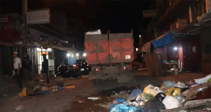pengangkutan sampah di pasar tanjung bajure
