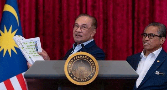 Perdana Menteri Malaysia Anwar Ibrahim mengumumkan perombakan kabinet di Malaysia, Selasa (16/12/2025). Foto: Kantor Perdana Menteri Malaysia/HO/Antara