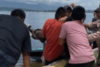 Warga Evakuasi Korban Boat Wisata yang Karam di Danau Kerinci.