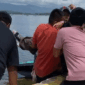 Warga Evakuasi Korban Boat Wisata yang Karam di Danau Kerinci.