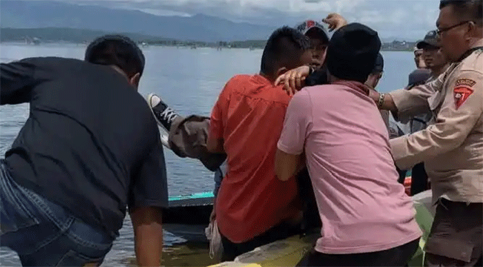 Warga Evakuasi Korban Boat Wisata yang Karam di Danau Kerinci.