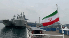 Kapal perang fregat kelas Moudge IRIS Dena dari Angkatan Laut Iran berlabuh di Pelabuhan Tanjung Priok di Jakarta sejak Sabtu (5/11/2022). Foto: Jemima Shalimar/kumparan