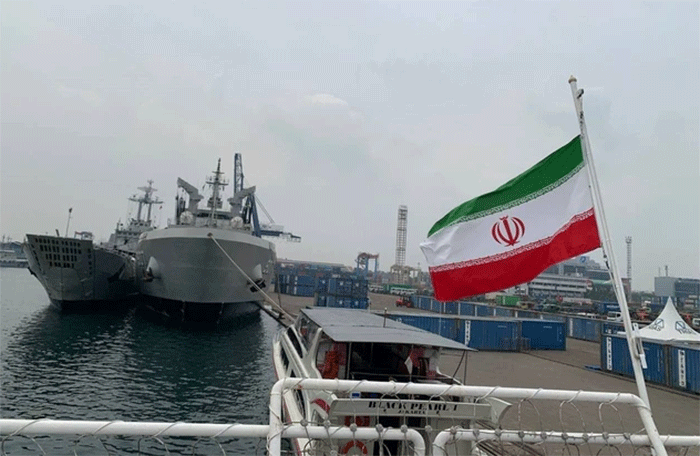Kapal perang fregat kelas Moudge IRIS Dena dari Angkatan Laut Iran berlabuh di Pelabuhan Tanjung Priok di Jakarta sejak Sabtu (5/11/2022). Foto: Jemima Shalimar/kumparan