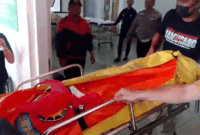 Jenazah Tubagus Suharyana (57) dan istrinya Sri Vebrianti (45) tiba di RSUD Sayang, Cianjur, Senin (30/3/2026). Foto: kumparan