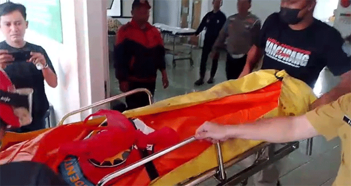 Jenazah Tubagus Suharyana (57) dan istrinya Sri Vebrianti (45) tiba di RSUD Sayang, Cianjur, Senin (30/3/2026). Foto: kumparan