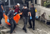 Polisi Bersama Warga Mengevakuasi Mayat Lansia di Pondok Agung. (Foto: Humas Polres Kerinci)