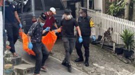 Polisi Bersama Warga Mengevakuasi Mayat Lansia di Pondok Agung. (Foto: Humas Polres Kerinci)