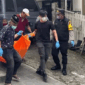 Polisi Bersama Warga Mengevakuasi Mayat Lansia di Pondok Agung. (Foto: Humas Polres Kerinci)